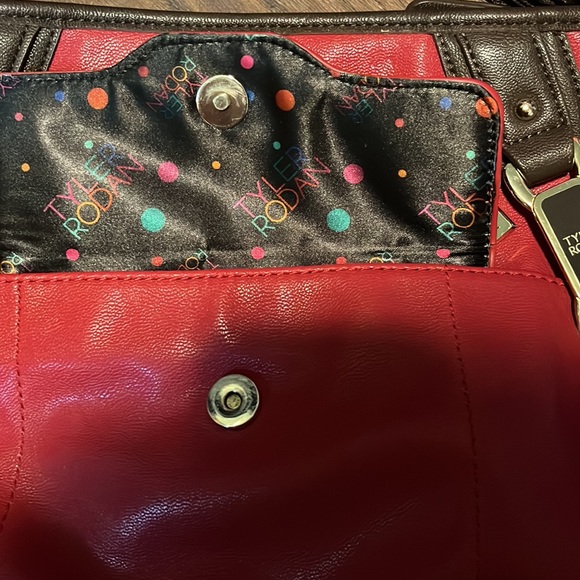 Tyler Rodan genuine red leather crossbody purse - Picture 3 of 7